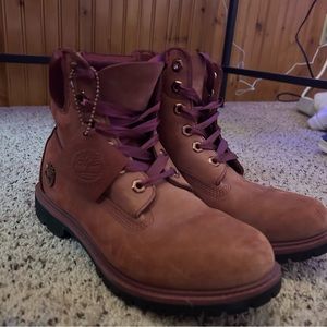 Timberland boots Women’s size 7 Burgundy/Maroon velvet with Ribbon laces.